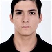 Profesor de Psicología imparte clases a jóvenes universitarios o pre universitarios